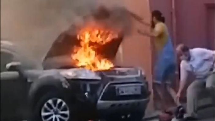 Beyoğlu'nda yanan cipini böyle söndürmeye çalıştı -3