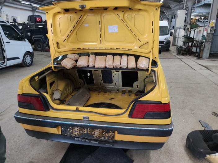 Otomobilin bagajındaki 4 kilo uyuşturucuyu 'Şila' buldu -2