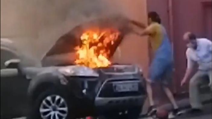 Beyoğlu'nda yanan cipini böyle söndürmeye çalıştı -1