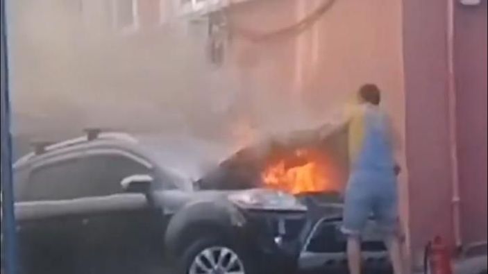 Beyoğlu'nda yanan cipini böyle söndürmeye çalıştı -2