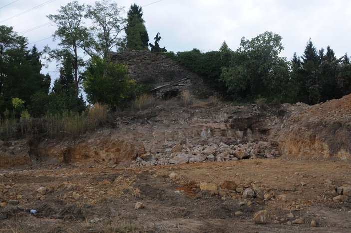 Temel kazısı sırasında tarihi surlar zarar gördü -7
