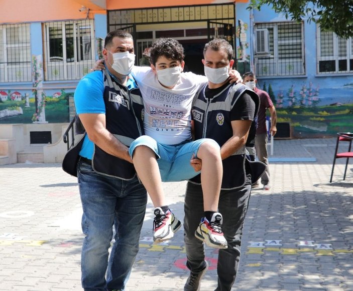 Ayağı kırık çocuğu sınav salonuna polisler kucaklayarak götürdü -2