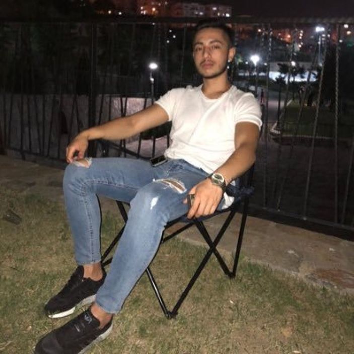 d İzmir'de arkadaşlarına yardım etmek isteyen gence otomobil çarptı