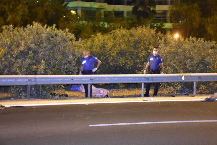 d İzmir'de arkadaşlarına yardım etmek isteyen gence otomobil çarptı