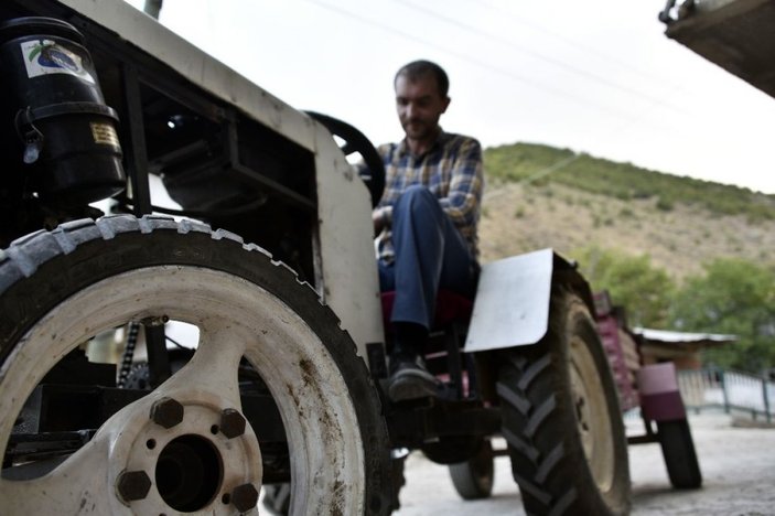 Babası yorulmasın diye sosyal medyadaki videoları izleyerek traktör yaptı -6