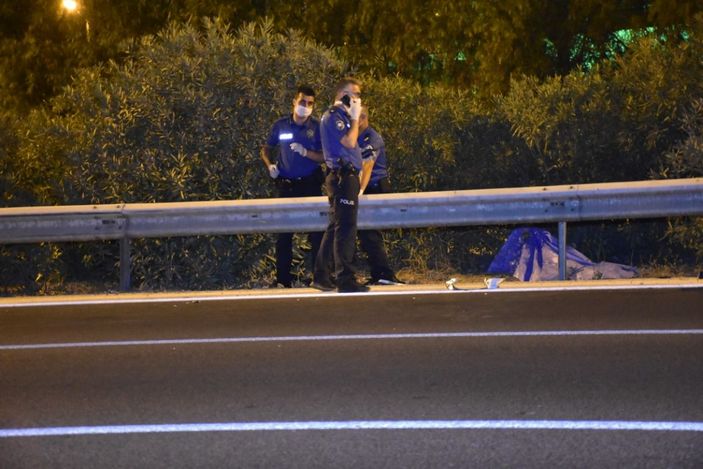 d İzmir'de arkadaşlarına yardım etmek isteyen gence otomobil çarptı