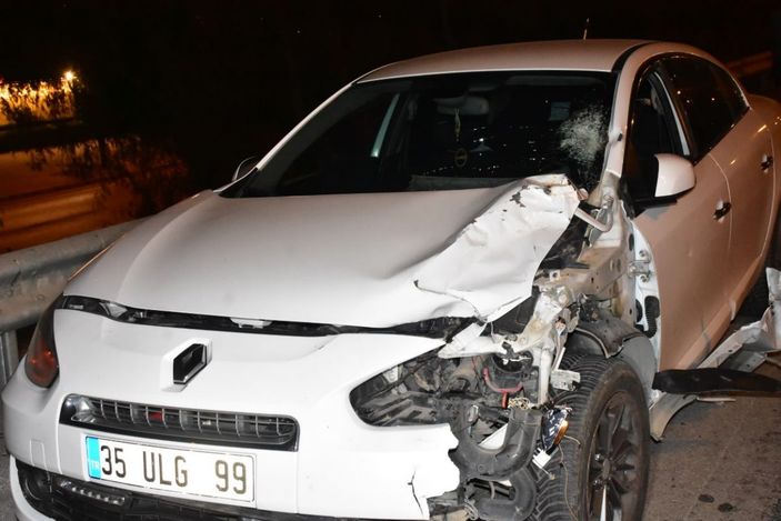 d İzmir'de arkadaşlarına yardım etmek isteyen gence otomobil çarptı