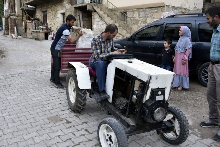 Babası yorulmasın diye sosyal medyadaki videoları izleyerek traktör yaptı -11