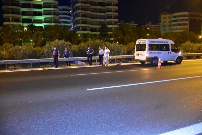 d İzmir'de arkadaşlarına yardım etmek isteyen gence otomobil çarptı