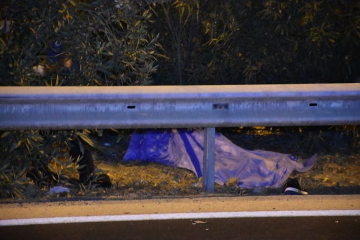 d İzmir'de arkadaşlarına yardım etmek isteyen gence otomobil çarptı