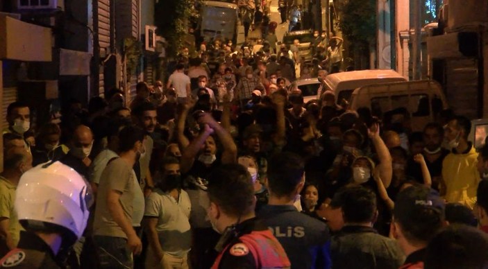 Beyoğlu'nda pazarcılar yolu kapatıp eylem yaptı -3