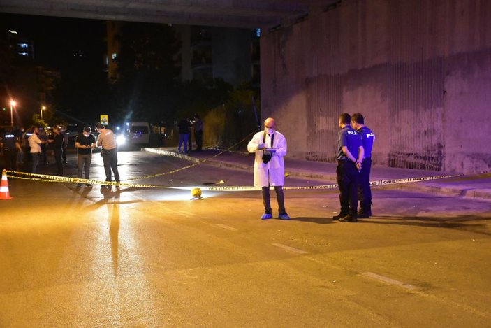 İzmir'de dolmuş şoförü, bir genci kafasından vurdu