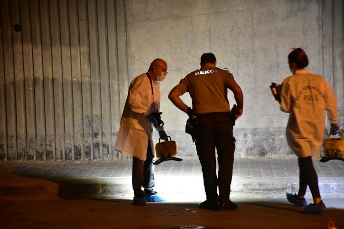 d İzmir'de dolmuş şoförü, bir genci kafasından vurdu