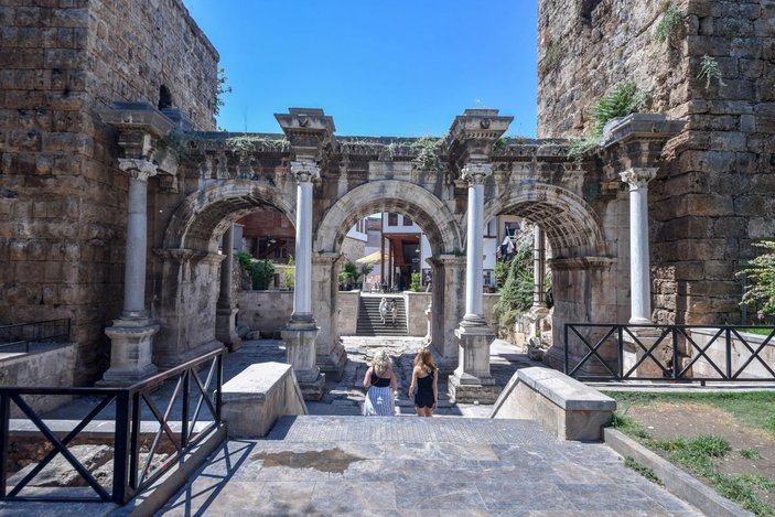 Tarihi Hadrianus Kapısı'ndaki 'aşk kazısı' onarıldı