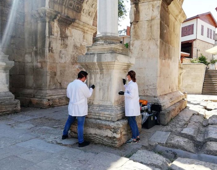 Tarihi Hadrianus Kapısı'ndaki 'aşk kazısı' onarıldı