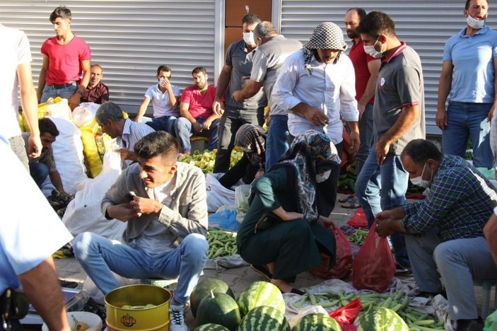 Diyarbakır'da, pazarda sosyal mesafe unutuldu -1