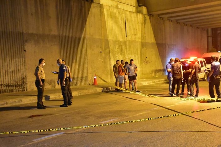 d İzmir'de dolmuş şoförü, bir genci kafasından vurdu