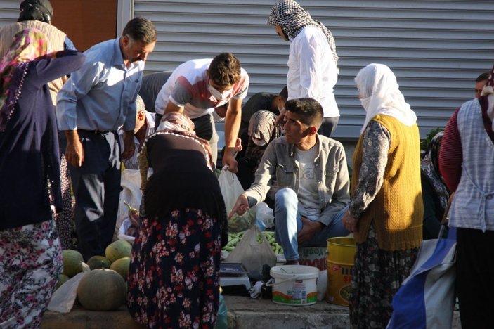 Diyarbakır'da, pazarda sosyal mesafe unutuldu -3