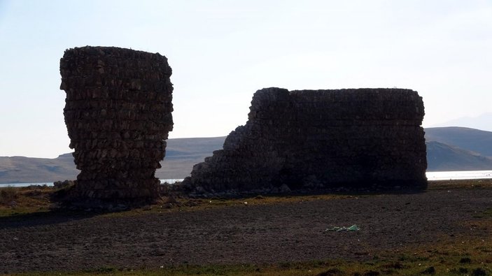 Van Gölü'nde çekilen suların altından 3 bin yıllık kale çıktı