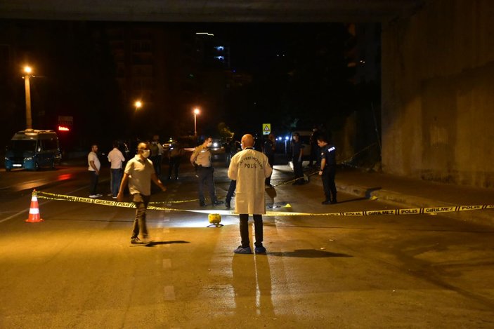 İzmir'de dolmuş şoförü, bir genci kafasından vurdu