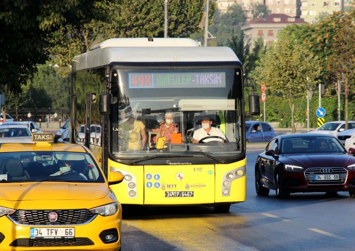 İstanbul'da toplu ulaşımda sosyal mesafesiz ayakta yolculuk-1  -4