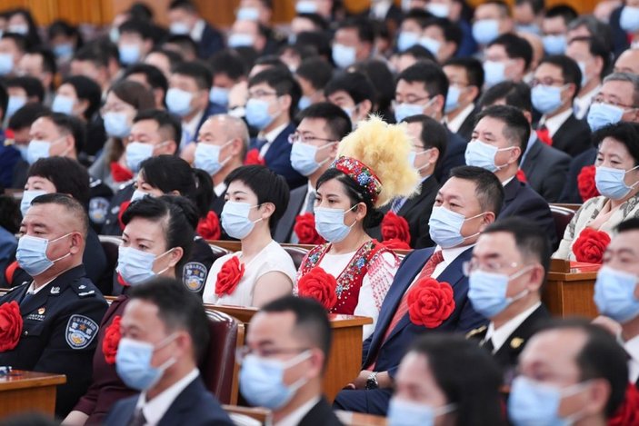 Çin’de 3 bin kişilik pandemi ile mücadele toplantısında sosyal mesafe hiçe sayıldı -3