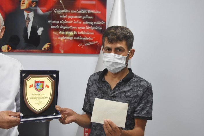 İzmir'de taksisinde unutulan 2.5 kilo altını sahibine verdi