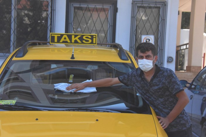 İzmir'de taksisinde unutulan 2.5 kilo altını sahibine verdi