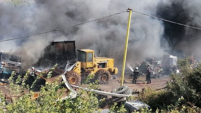 Kuruyan otlar tutuştu, hurda araçlar yandı -2