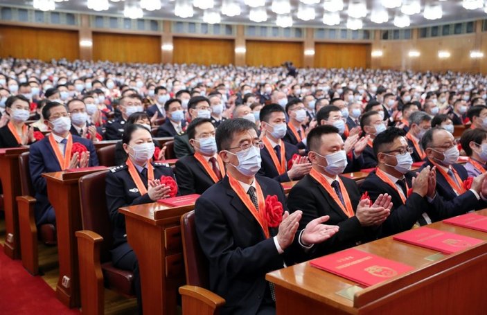 Çin’de 3 bin kişilik pandemi ile mücadele toplantısında sosyal mesafe hiçe sayıldı -2