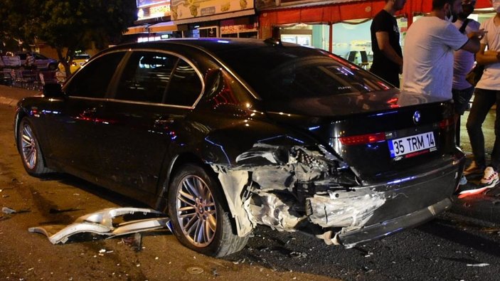 İzmir'de kaza: Hurdaya dönen araçtan sağ salim çıktı