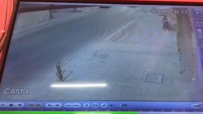 İzmir'de kaldırımda oturan genç kıza otomobil çarptı