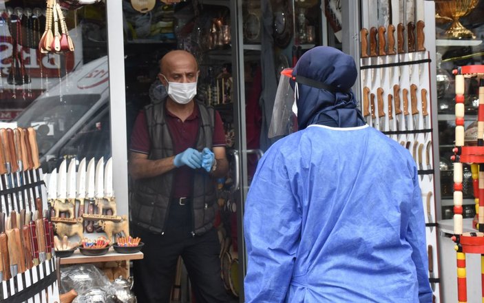 Sivas'ta koronavirüse yakalanan esnaf satış yaparken yakalandı