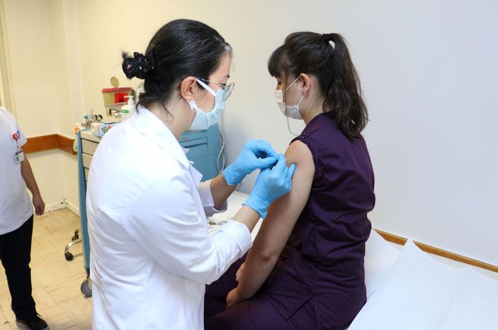 Türkiye'de tarihi gün... Koronavirüs aşısında ilk gönüllü uygulaması yapıldı (1) -3