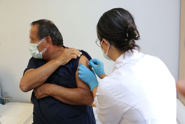 Türkiye'de tarihi gün... Koronavirüs aşısında ilk gönüllü uygulaması yapıldı (1) -6