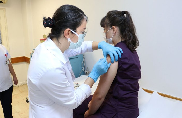 Türkiye'de tarihi gün... Koronavirüs aşısında ilk gönüllü uygulaması yapıldı (1) -1