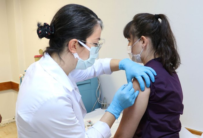 Türkiye'de tarihi gün... Koronavirüs aşısında ilk gönüllü uygulaması yapıldı (1) -2