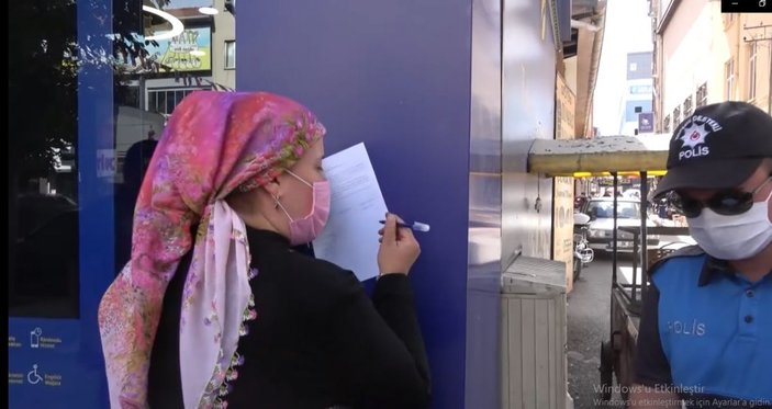 Maske takmayan kadın, polisle tartıştı -4