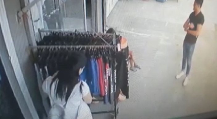 Eyüpsultan'da kadının kucağında çocukla hırsızlık yaptığı anlar kamerada -3