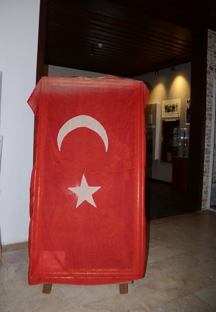 Anzak askerinin aldığı 100 yıllık Türk Bayrağı yurda döndü