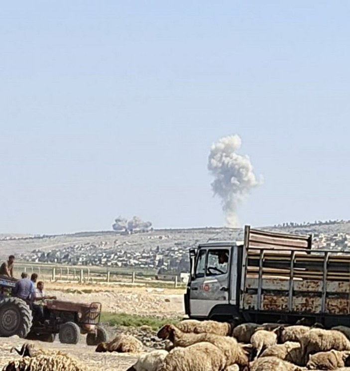 Rus uçakları, Suriye'nin İdlib kentinin güneyini bombalıyor -1