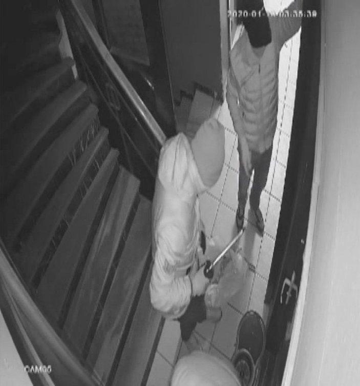 2'inci kattan düşen, tuvalet penceresinden kaçmaya çalışan hırsızlık şüphelileri kamerada -10