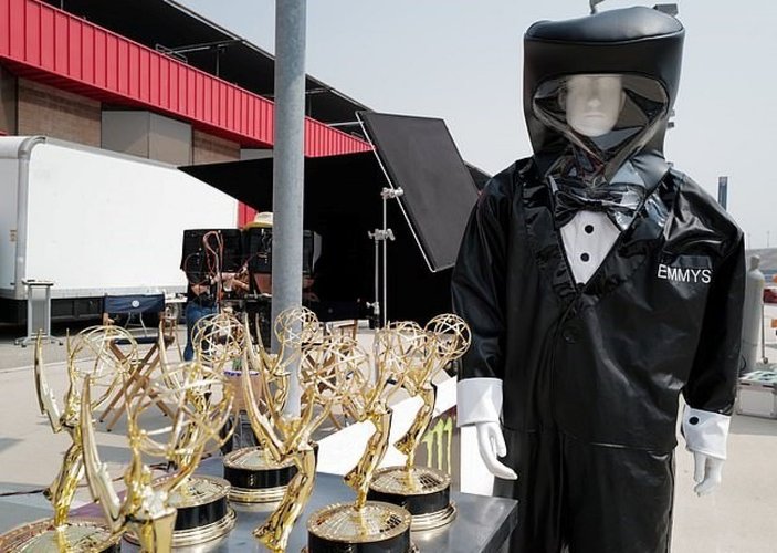 Emmy Ödülleri ödül töreninde sunucular smokin tasarımlı koruyucu kıyafet giyecek -1