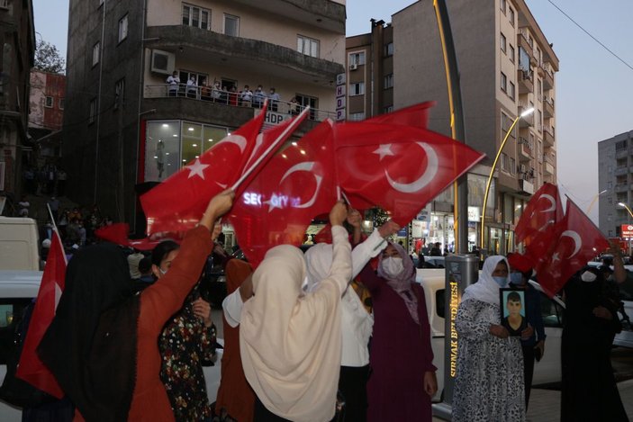 Şırnak'ta çocukları PKK tarafından kaçırılan aileler, HDP binası önünde eylem yaptı -10