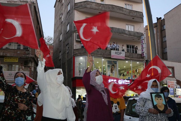 Şırnak'ta çocukları PKK tarafından kaçırılan aileler, HDP binası önünde eylem yaptı -1