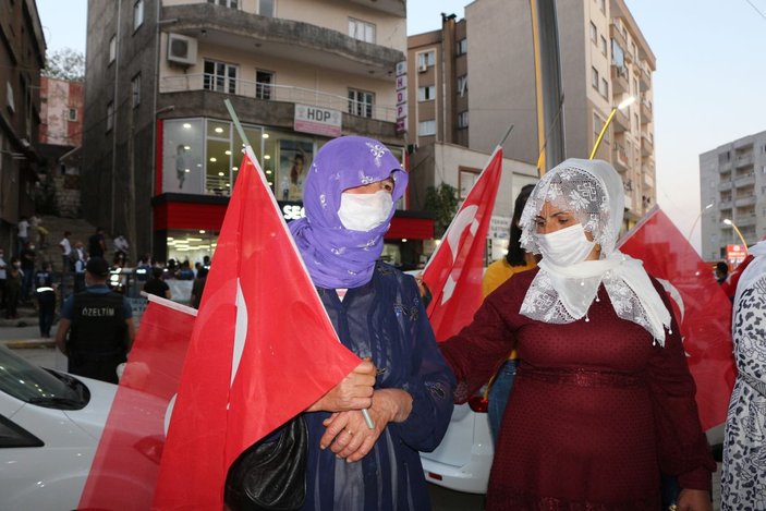 Şırnak'ta çocukları PKK tarafından kaçırılan aileler, HDP binası önünde eylem yaptı -7