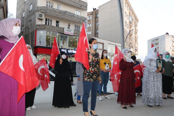 Şırnak'ta çocukları PKK tarafından kaçırılan aileler, HDP binası önünde eylem yaptı -3