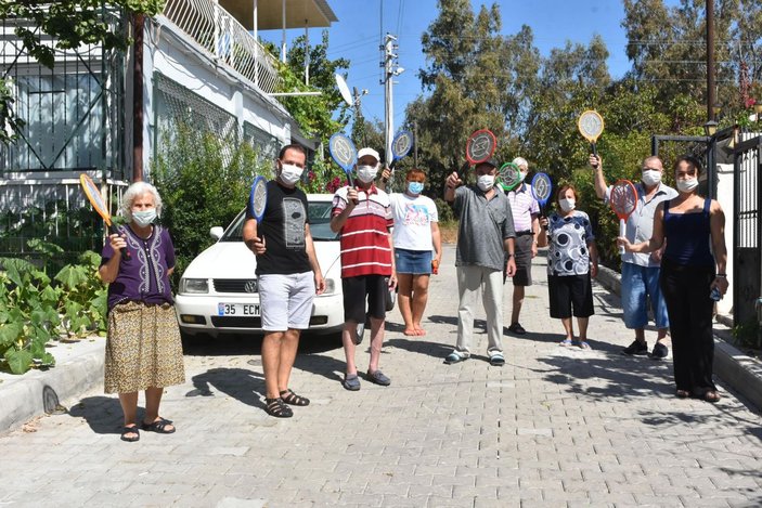 İzmir'de kanalizasyonsuz mahallede raketlerle sinek avına çıkıyorlar