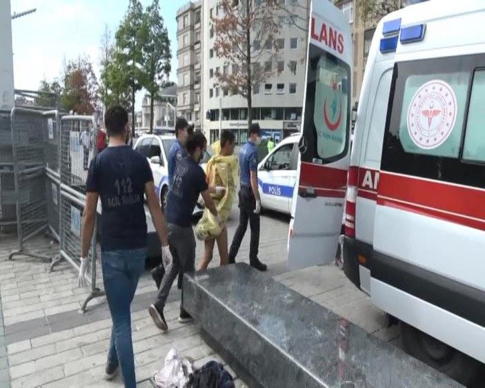 Taksim Meydanı'nda çıplak kadın şoku  -1