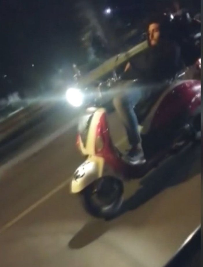 Motosikleti sırtüstü yatarak kullanan sürücüye 1360 lira ceza -1